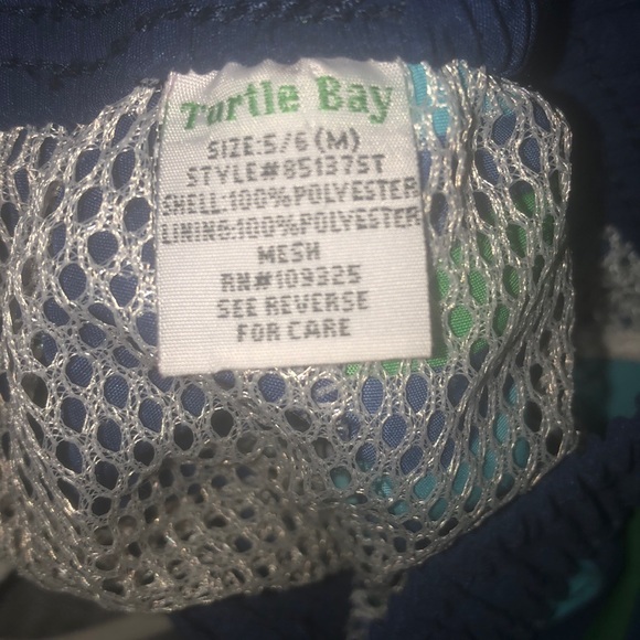 Boys’ stylish swim trunks - Picture 2 of 4